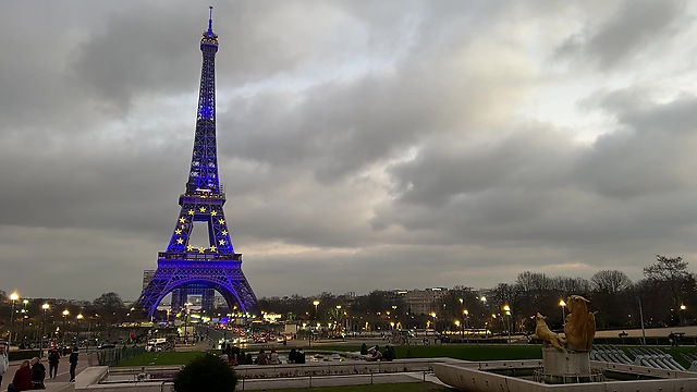 La Tour Eiffel aux couleurs de l'Union européenne